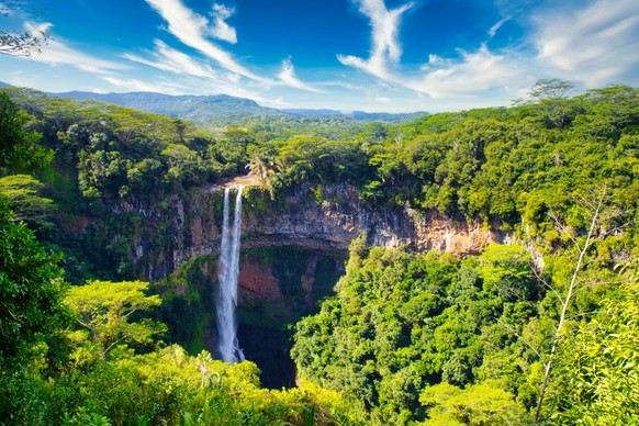 The impressive waterfall in Chamarel.