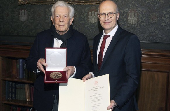 News Bilder des Tages Christoph von Dohnanyi und Peter Tschentscher bei der Verleihung der Johannes-Brahms-Medaille im Rathaus. Hamburg, 13.01.2020 *** Christoph von Dohnanyi and Peter Tschentscher at ...