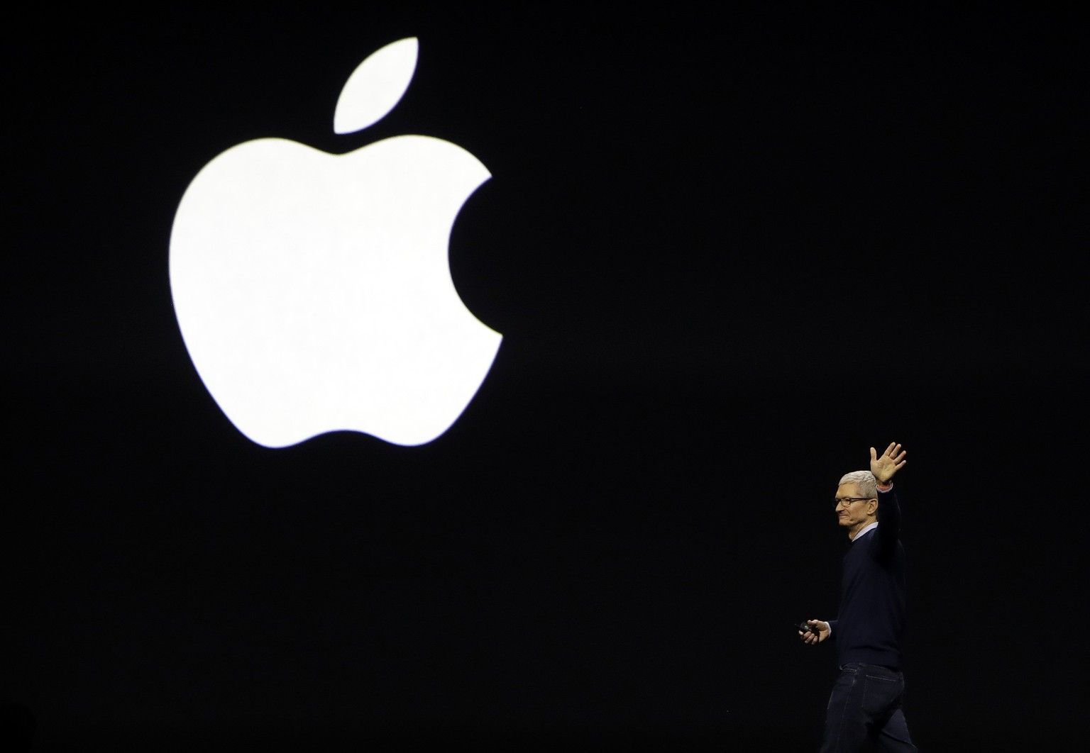 Apple CEO Tim Cook waves at attendees during an announcement of new products at the Apple Worldwide Developers Conference Monday, June 5, 2017, in San Jose , Calif. (AP Photo/Marcio Jose Sanchez)