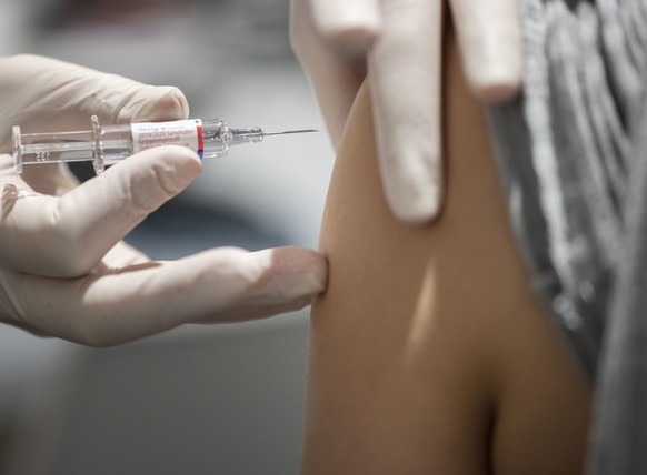 Eine Grippeimpfung wird verabreicht - mit einem Impfstoff gegen das Coronavirus wäre viel gewonnen. (Archivbild)