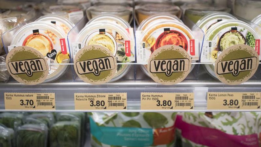 In den Migros- und Coop-Regalen stehen immer mehr vegane Produkte.