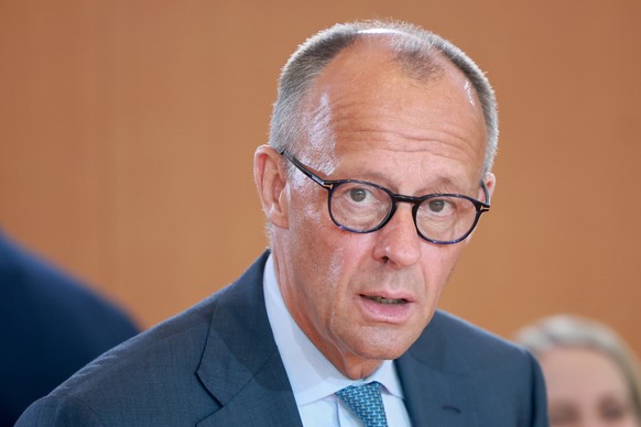 epa13012661 German Chancellor Friedrich Merz arrives for a meeting of the German government's cabinet at the Chancellery in Berlin, Germany, 03 June 2026. EPA/HANNIBAL HANSCHKE