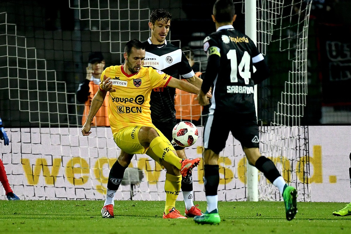 Lugano's player Fulvio Sulmoni, right, fights for the ball with, Xamax' s player Raphael Nuzzolo left, during the Super League soccer match FC Lugano against FCS Neuchatel Xamax, at the Corn ...