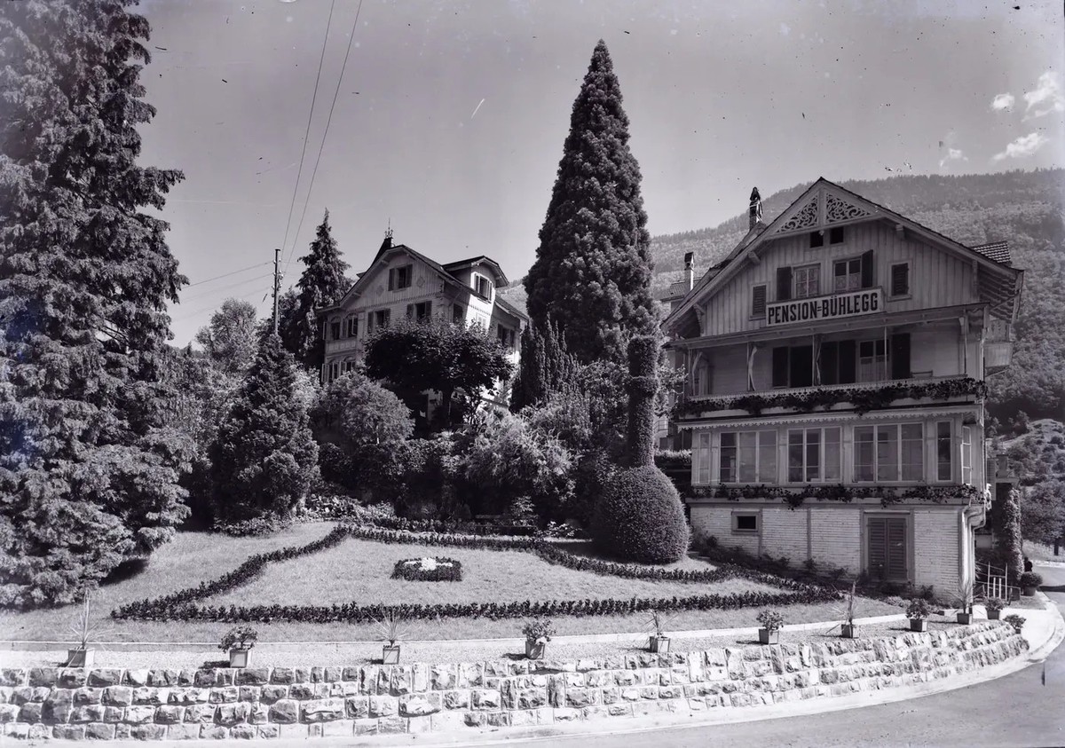 La Pension Bühlegg avec, sur la gauche, l’annexe où vivaient Mark Twain et sa famille.
https://www.archiv-weggis.ch/
