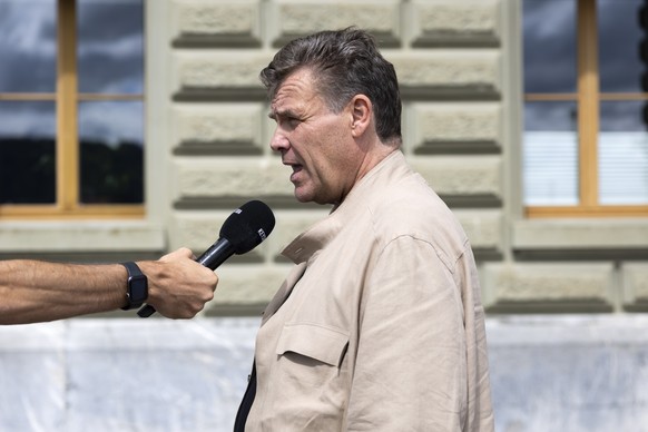 Alfred Gantner, Initiant und Mitglied des Initiativkomitees der Kompass-Initiative, gibt ein Interview bei der Einreichung der Kompass-Initiative, am Freitag, 29. August 2025, vor der Bundeskanzlei in ...