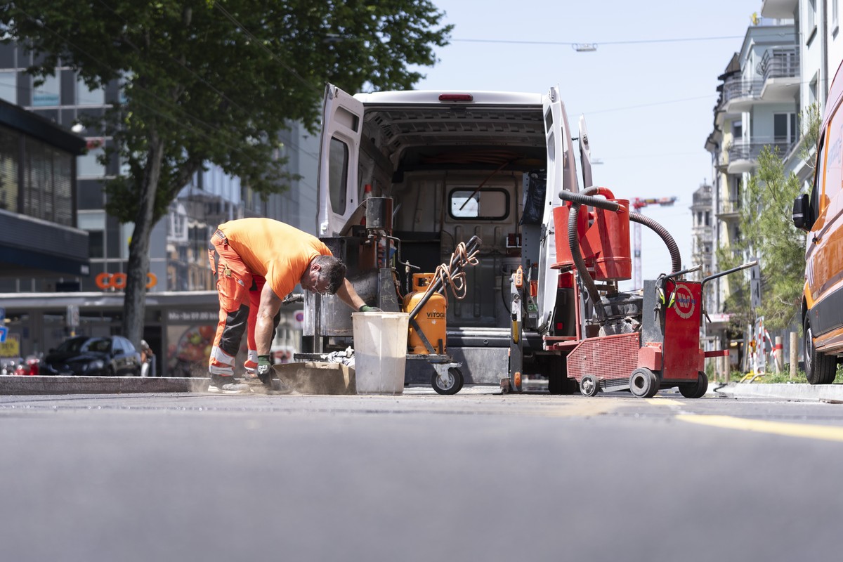 Bauarbeiter arbeiten bei grosser Hitze an der Sonne auf einer Baustelle an der Badenerstrasse, fotografiert am Mittwochnachmittag, 25. Juni 2025 in Zuerich. (KEYSTONE/Gaetan Bally)
