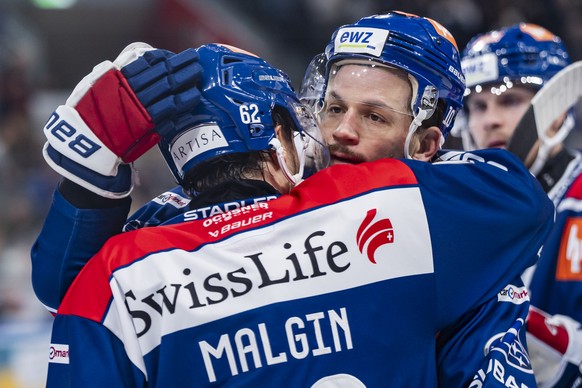 Sven Andrighetto (ZSC) (mitte) bejubelt seinen Treffer zum 2:0 mit Denis Malgin (ZSC), (links) im Spiel der Eishockey National League zwischen den ZSC Lions und dem SC Bern am Sonntag, 27. Oktober 202 ...