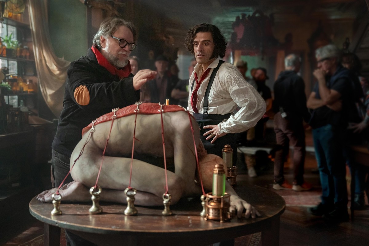 Le réalisateur Guillermo Del Toro et Oscaar Isaac sur le tournage de Frankenstein.