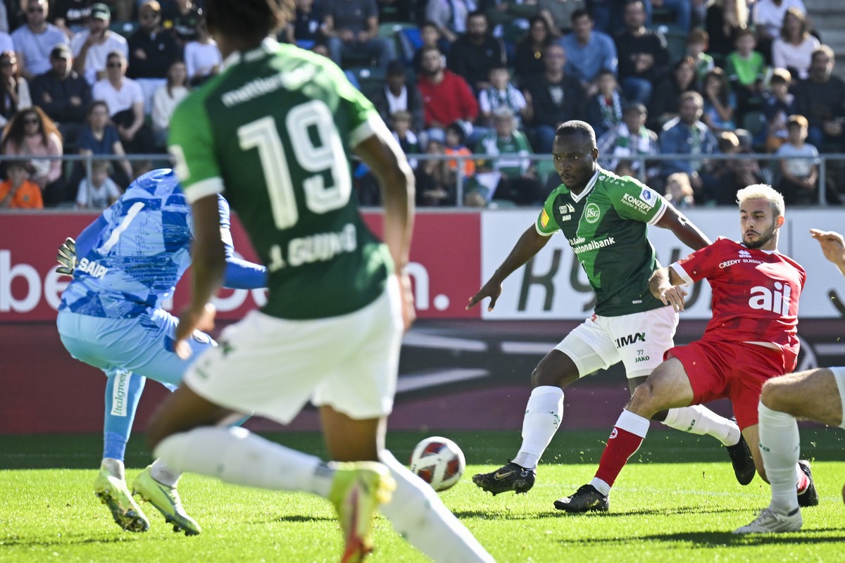 St. Gallens Daouda Guindo, links, gibt den Pass, denm Chadrac Akolo zum 1-0 verwertet, gegen Luganos goalkeeer Amir Siapi, im Fussball Super League Spiel zwischen dem FC St. Gallen und dem FC Lugano,  ...