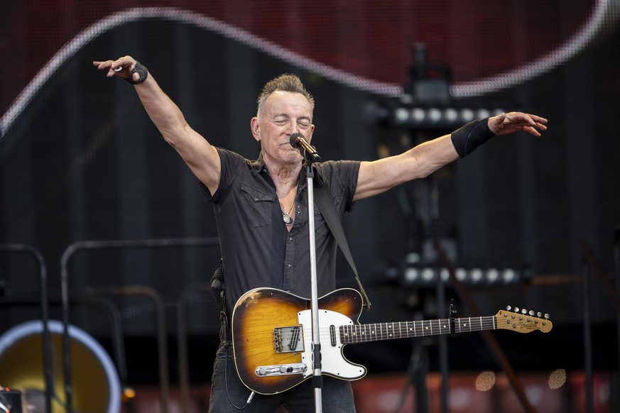 epa10689208 US musician Bruce Springsteen performs with the E Street Band during a concert at the Letzigrund stadium in Zurich, Switzerland, 13 June 2023. EPA/ENNIO LEANZA