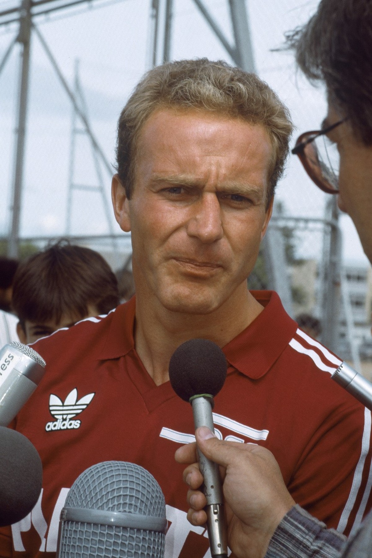 Karl-Heinz "Kalle" Rummenigge, Servette FC, aufgenommen am 24. September 1987 nach seiner Ankunft in Genf bei einem Interview. (KEYSTONE/Angelo Guarino)