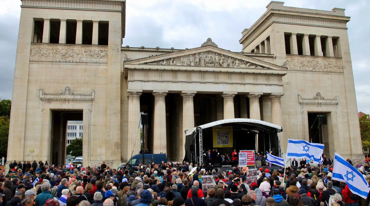Der Königsplatz war am Sonntag gut gefüllt: Auch Bayerns Spitzenpolitiker waren vor Ort.