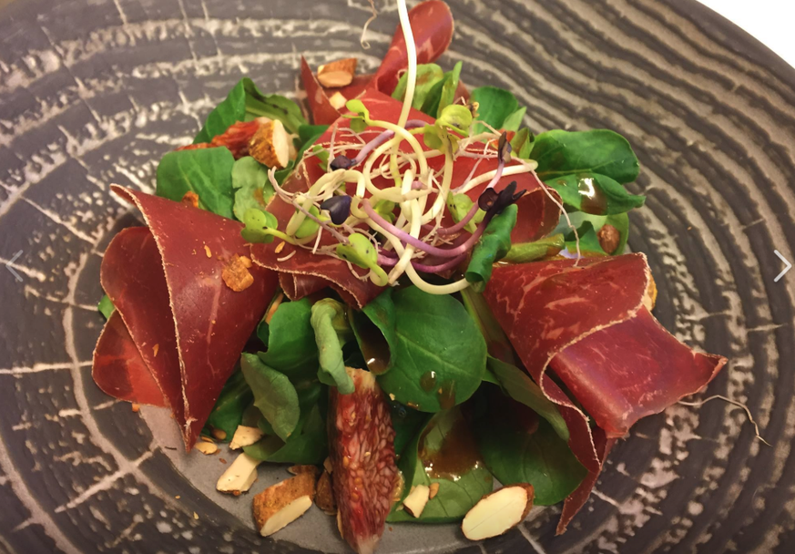 Wird im Belfort nebst vegetarischen Gerichten serviert: Salat mit Bündnerfleisch.