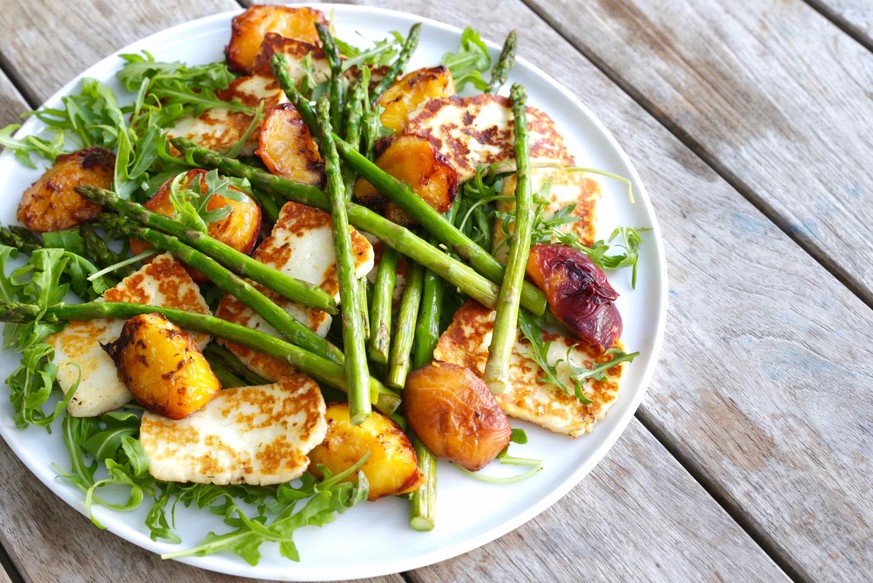 halloumi grillierte pfirsiche spargeln essen food salat spargel https://thebrownpaperbag.com.au/halloumi-grilled-peach-and-asparagus-salad/