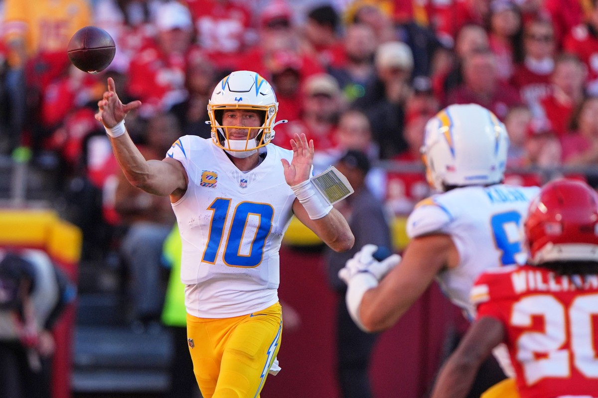 Los Angeles Chargers quarterback Justin Herbert (10) throws a pass during the first half of an NFL football game against the Kansas City Chiefs in Kansas City, Mo., Sunday, Oct. 18, 2026. (AP Photo/Ch ...
