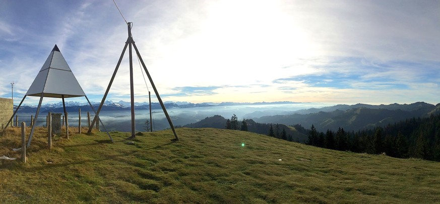 Der Triangulationspunkt auf dem Gipfelplateau mit Alpenpanorama.