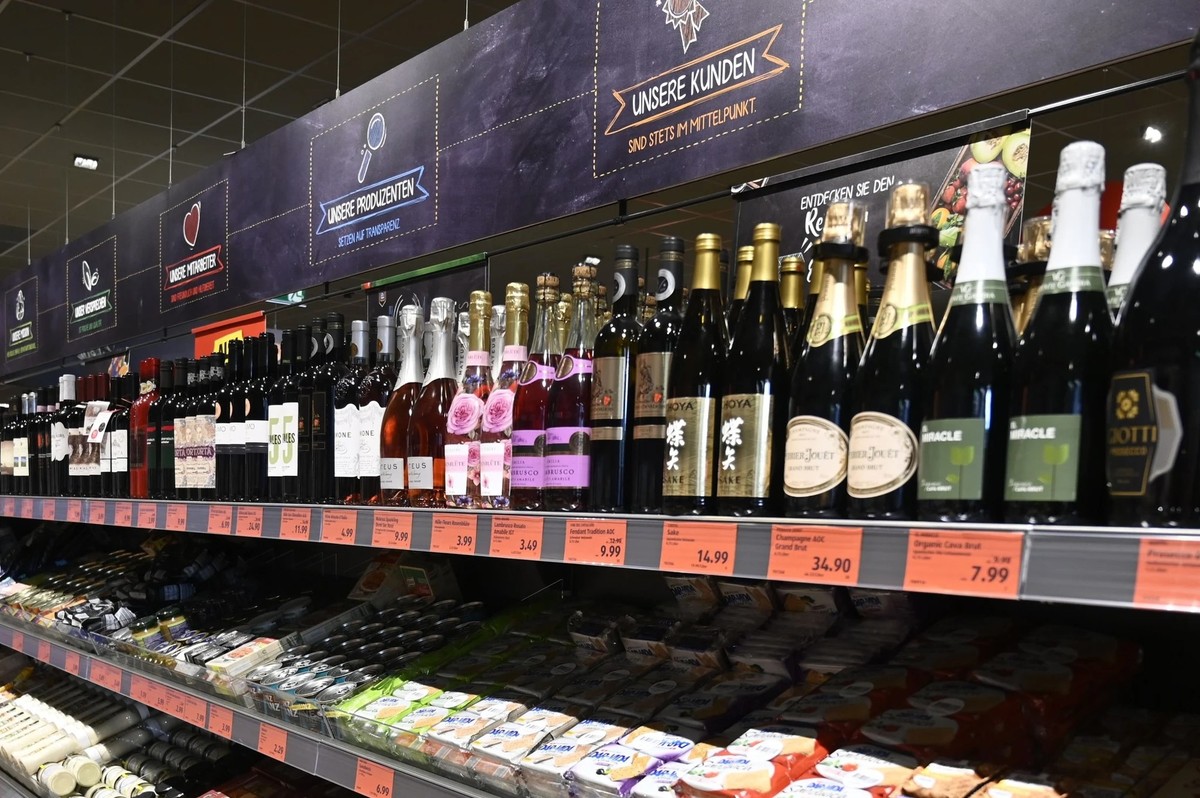 Anstossen mit Prosecco von Aldi soll günstiger werden.
