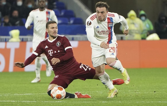 Saprta&#039;s Lukas Haraslin, left, challenges for the ball with Lyon&#039;s Xherdan Shaqiri during the Europa League Group A match between Lyon and Sparta Prague at the Groupama stadium in Lyon, Fran ...