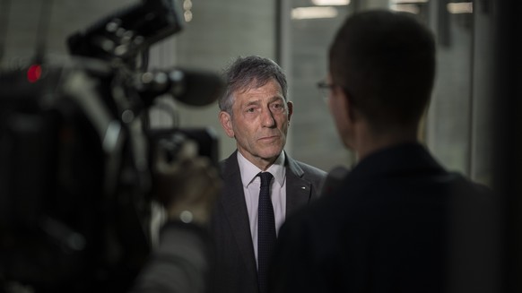 Rektor Bernhard Ehrenzeller gibt ein Interview nach einer Medienkonferenz zu den Administrativmassnahmen nach Vorwuerfen zur Leitung eines Instituts gegen einen Professor, am Montag, 5. Juni 2023, in  ...