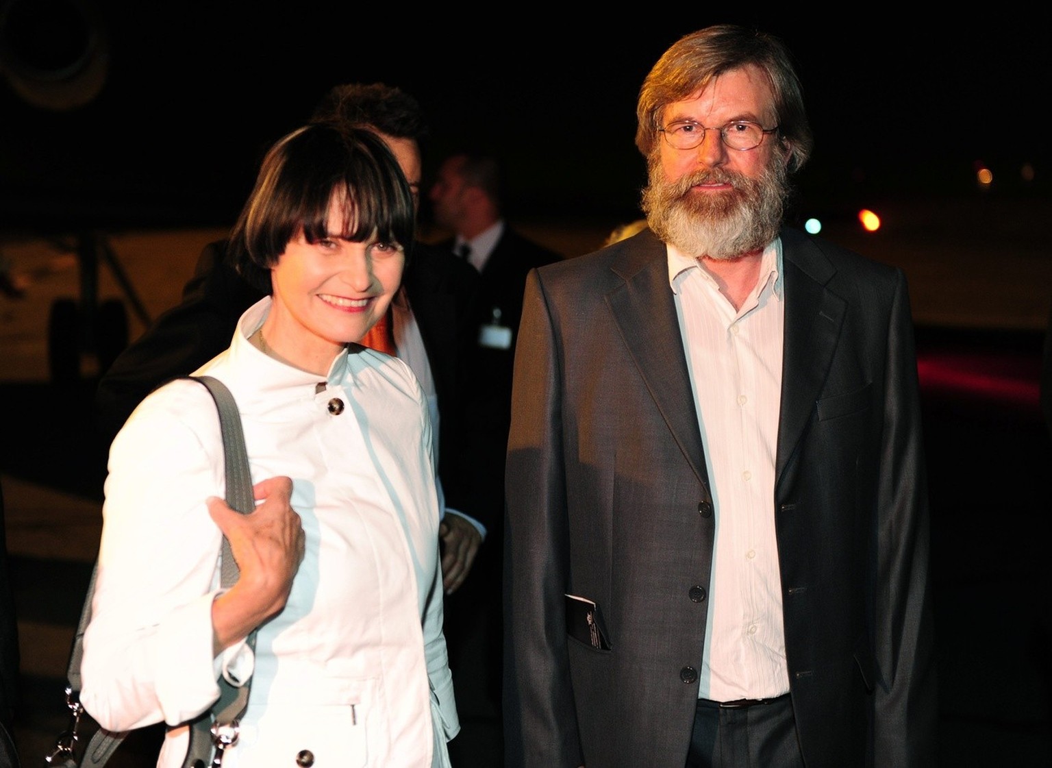 Max Goeldi, rechts, posiert nach seiner Ankunft auf dem Flughafen Zuerich Kloten mit Bundesraetin Micheline Calmy-Rey, am Montag, 14. Juni 2010. Die Odyssee von Max Goeldi in Libyen ist zu Ende: Goeld ...