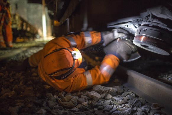 ZUR MK UEBER DEN BUNDESBESCHLUSS UEBER DIE FINANZIERUNG UND DEN AUSBAU DER EISENBAHNINFRASTRUKTUR FABI STELLEN WIR IHNEN FOLGENDES THEMENBILD ZUR VERFUEGUNG - Nach der Schleifarbeit im Loetschbergtunn ...