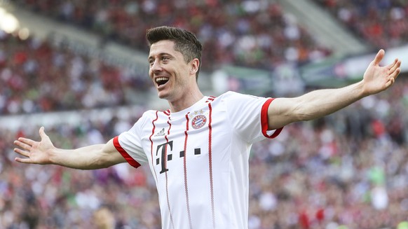 epa06683573 Bayern Munich&#039;s Robert Lewandowski celebrates after scoring the 2-0 lead during the German Bundesliga soccer match between Hannover 96 and Bayern Munich in Hanover, Germany, 21 April  ...