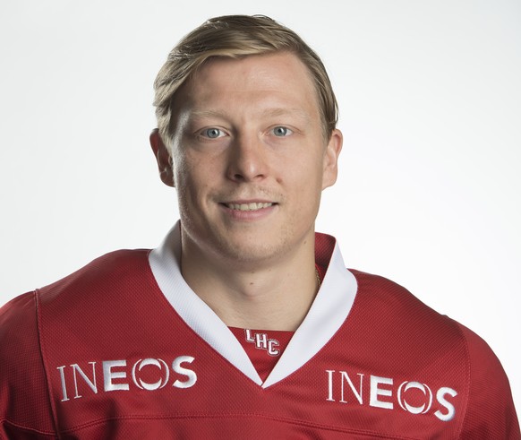 L&#039;attaquant du Lausanne Hockey Club, LHC, Ronalds Kenins pose pour le photographe ce lundi 20 aout 2018 a la patinoire de Malley 2.0 a Lausanne. (KEYSTONE/Laurent Gillieron)