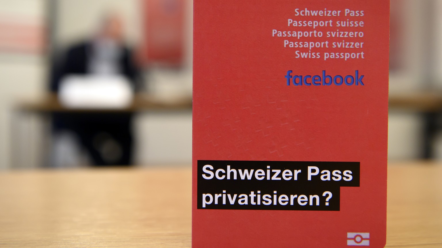 Falscher Schweizer Pass fotografiert waehrend der Medienkonferenz &quot;Fatale Fehler fuer die Zukunft vermeiden&quot; ueber die Privatisierung der elektronischen Identitaet (E-ID), am Dienstag, 2. Fe ...