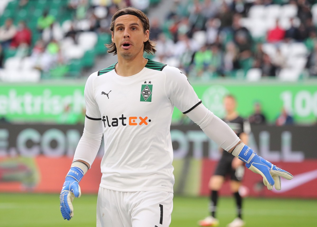 epa09501850 Moenchengladbach's goalkeeper Yann Sommer reacts during the German Bundesliga soccer match between VfL Wolfsburg and Borussia Moenchengladbach in Wolfsburg, northern Germany, 02 Octob ...