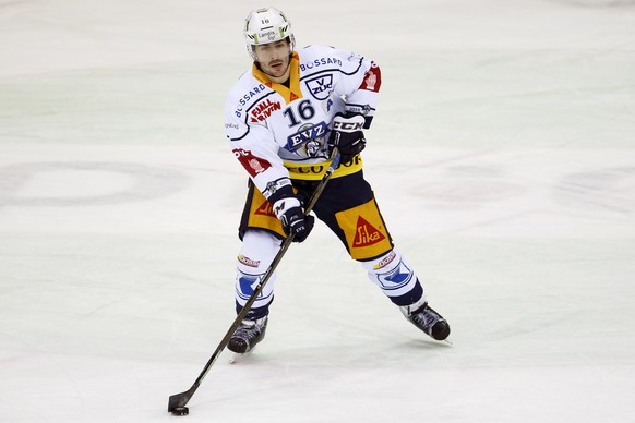 ALS VORSCHAU AUF DIE IIHF EISHOCKEY-WELTMEISTERSCHAFT 2017 IN PARIS UND KOELN VOM 5. BIS ZUM 21. MAI 2017 STELLEN WIR IHNEN FOLGENDES BILDMATERIAL ZUR VERFUEGUNG - Zug&#039;s defender Raphael Diaz dri ...