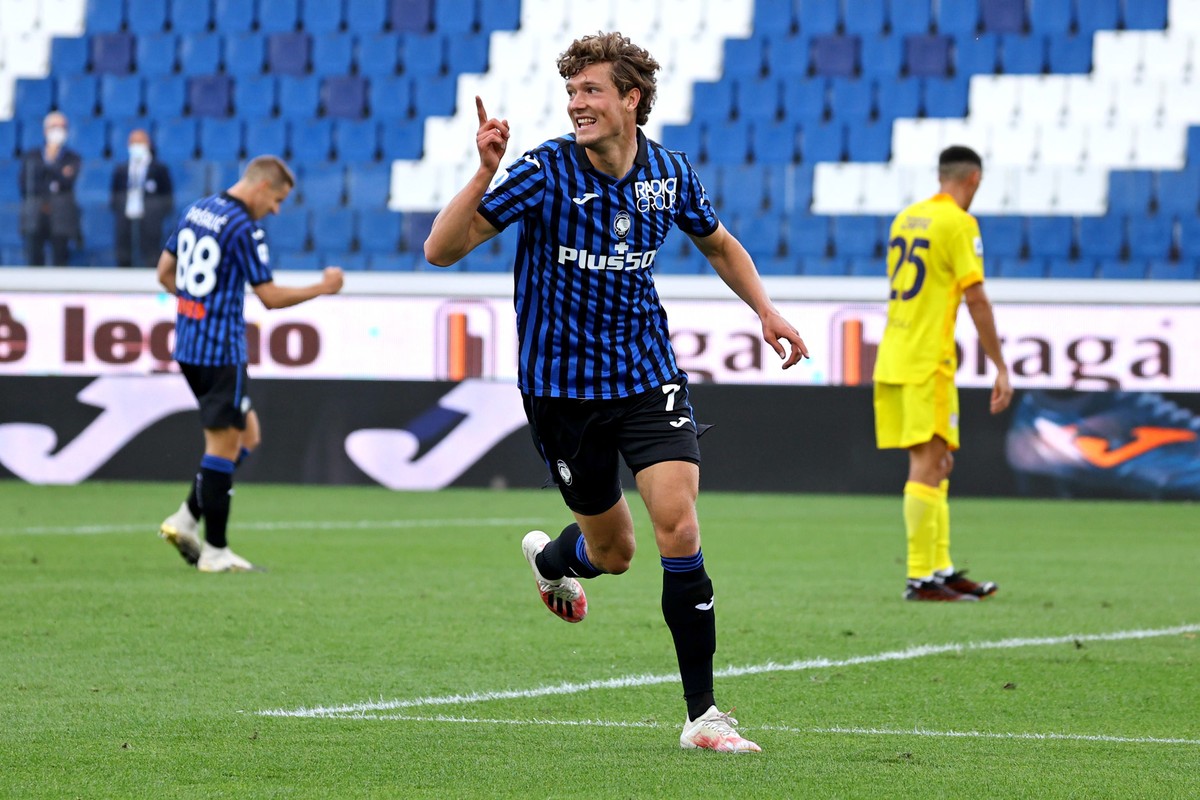 epa08719719 Atalanta's Sam Lammers jubilates after scoring the 5-2 goal during the Italian Serie A soccer match Atalanta BC vs Cagliari at Gewiss Stadium in Bergamo, Italy, 04 October 2020. EPA/P ...