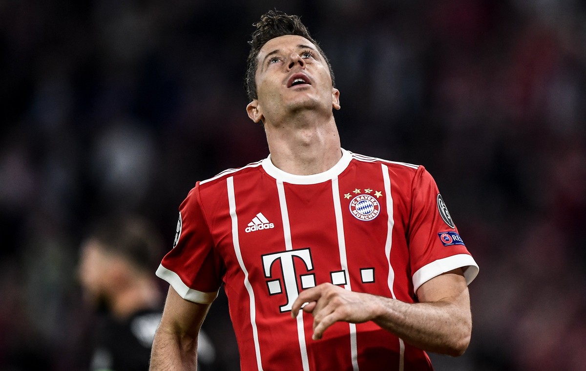 epa06692951 Bayern's Robert Lewandowski reacts during the UEFA Champions League semi final, first leg soccer match between Bayern Munich and Real Madrid at the Allianz Arena in Munich, Germany, 2 ...