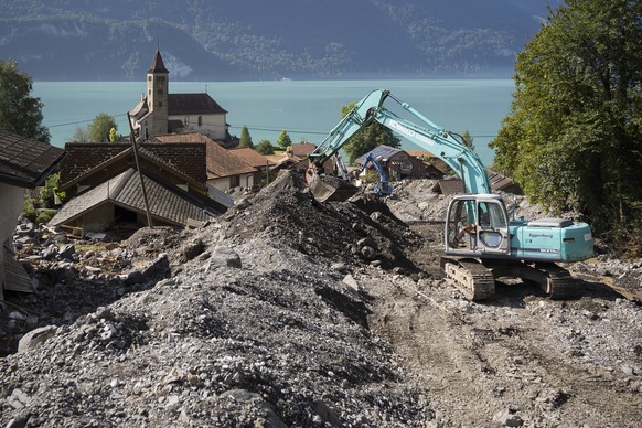 Bagger erstellen einen Schutzdamm, am Freitag, 16. August 2024 in Brienz im Berner Oberland. Am Montag Abend haben heftige Gewitter einen Murgang ausgeloest und Gebaeude, parkierte Fahrzeuge, Strassen ...