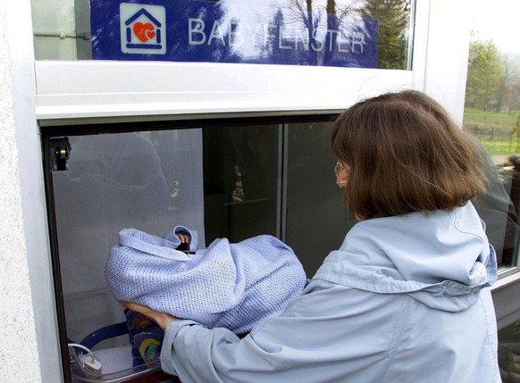 Wenn ein Baby in das Fenster gelegt wird, gibt das Spital von Einsiedeln Alarm.