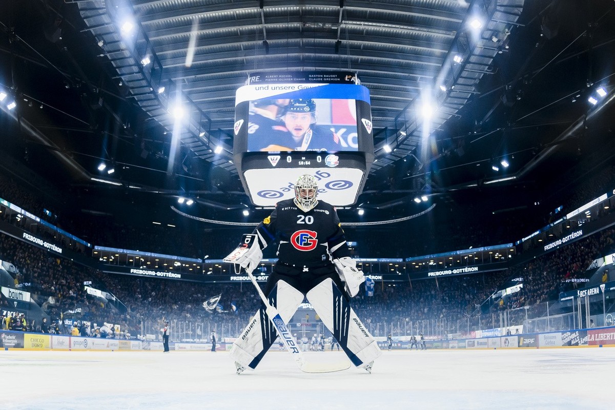 Le gardien du fribourg Reto Berra, lors de l'acte 1 de la demi-finale de playoff du championnat suisse de hockey sur glace de National League LNA, entre le HC Fribourg-Gotteron, HCFG, et les ZSC  ...