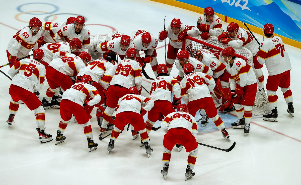 epa09744325 Players of China gather before the Men's Ice Hockey preliminary round match between the USA and China at the Beijing 2022 Olympic Games in Beijing, China, 10 February 2022. EPA/MARK C ...