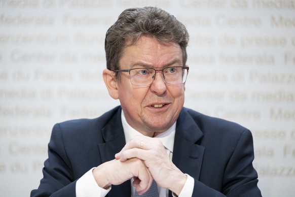 Bundesrat Albert Roesti spricht an einer Medienkonferenz ueber die Botschaft zur Aenderung des Schwerverkehrsabgabe-gesetzes (Weiterentwicklung der leistungsabhaengigen Schwerverkehrsabgabe), am Mittw ...