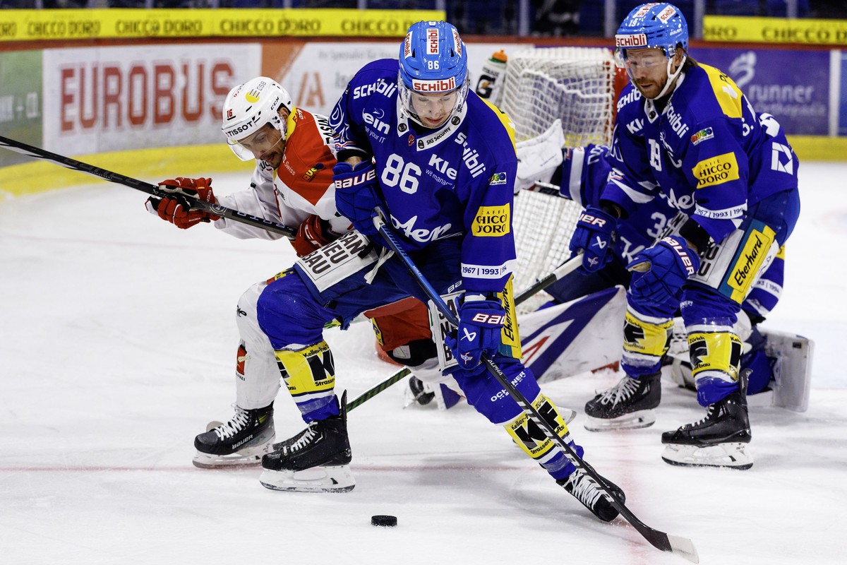 EHC Biel Stuermer Fabio Hofer gegen EHC Kloten Stuermer Tyler Morley (#86) waehrend dem Eishockey-Meisterschaftsspiel der National League zwischen den Teams EHC Kloten und EHC Biel-Bienne am Samstag,  ...