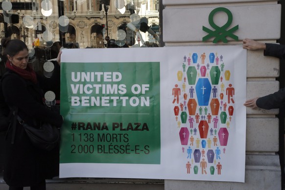 Im Dezember 2014 demonstrieren Aktivisten vor einer Benetton-Filiale in Paris.