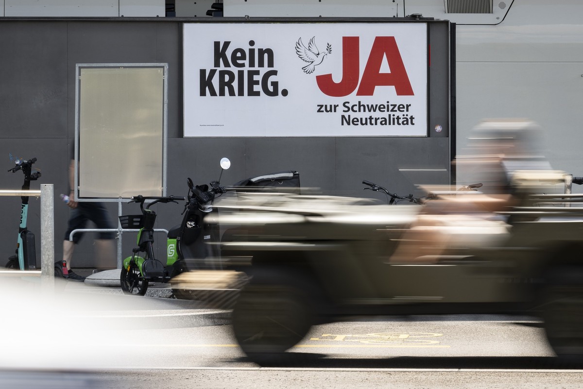 Ein Abstimmungsplakat vom Komitee "Wahrung der Schweizer Neutralitaet" mit dem Slogan "Kein Krieg. Ja zur Schweizer Neutralitaet" wirbt fuer ein Ja zur "Wahrung der schweizeri ...
