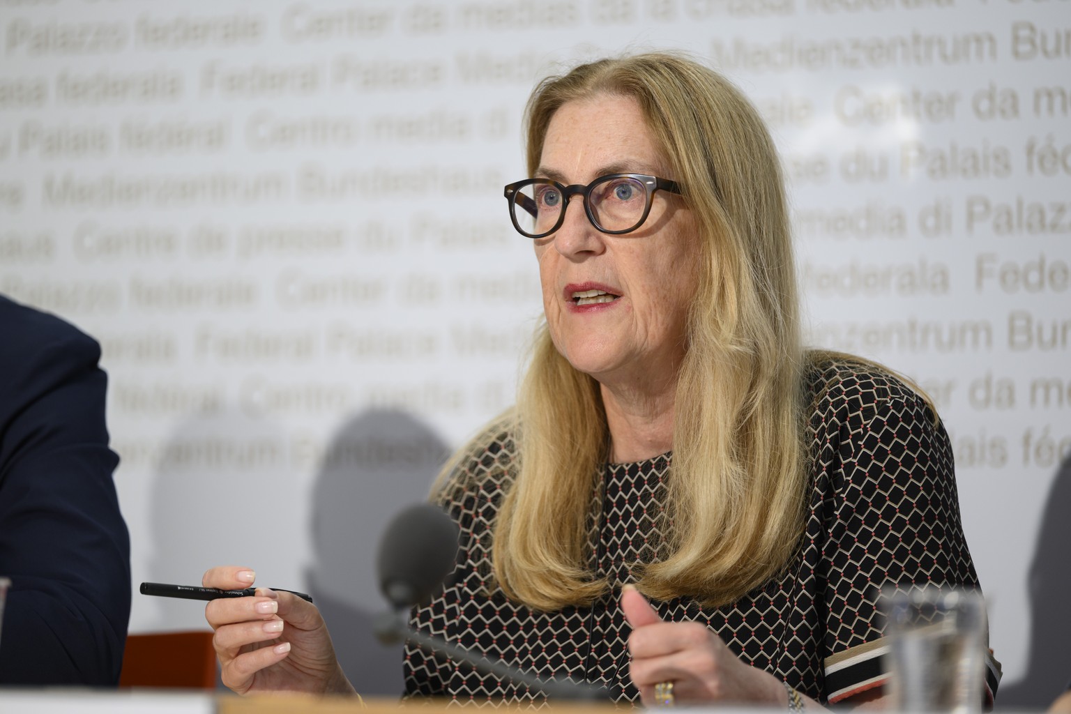 Helene Budliger Artieda, Staatssekretaerin und Direktorin des SECO, spricht anlaesslich der Medienkonferenz des Staatssekretariats fuer Wirtschaft (Seco) zum 22. Bericht des Observatoriums zum Freizue ...