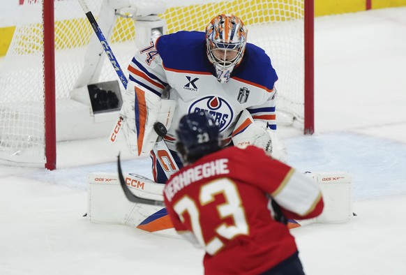 Edmonton Oilers goalie Stuart Skinner (74) makes a save on Florida Panthers&#039; Carter Verhaeghe (23) during the third period in Game 6 of the NHL hockey Stanley Cup Final in Sunrise, Fla., Tuesday, ...