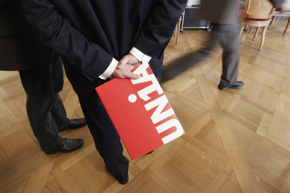 Ein Vertreter der Gewerkschaft UNIA in der Wandelhalle.