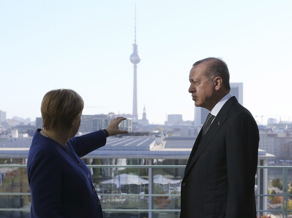 German Chancellor Angela Merkel, left, talks to Turkish President Recep Tayyip Erdogan, right, prior to their breakfast meeting at the chancellery in Berlin, Germany, Saturday, Sept. 29, 2018. Erdogan ...