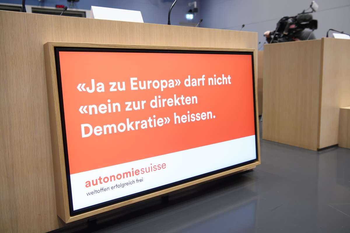 Ein Bildschirm fotografiert waehrend einer Medienkonferenz zur Lancierung der Kampagne "Schweizer Unternehmer und Wirtschaftsvertreter fuer ein fuer ein besseres Rahmenabkommen" von autonomi ...