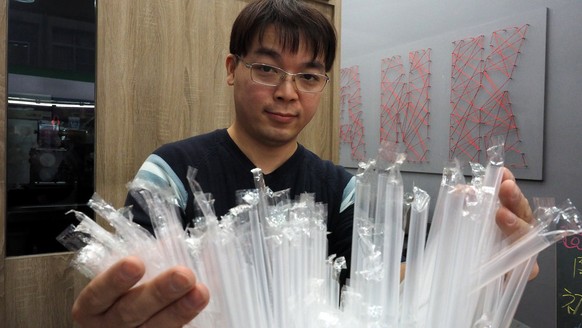 epa06521441 A tea shop owner displays plastic staws in Taipei, Taiwan, 13 February 2018. Lee Ying-yuan, the country's minister of the Environmental Protection Administration, announced 13 February, th ...