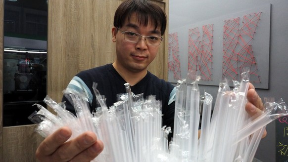 epa06521441 A tea shop owner displays plastic staws in Taipei, Taiwan, 13 February 2018. Lee Ying-yuan, the country&#039;s minister of the Environmental Protection Administration, announced 13 Februar ...