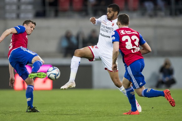 Le milieu balois Fabian Frei, gauche, lutte pour le ballon avec l&#039;attaquant valaisan Yassin Fortune, droite, lors de la rencontre de football de Super League entre le FC Sion et le FC Basel 1893  ...