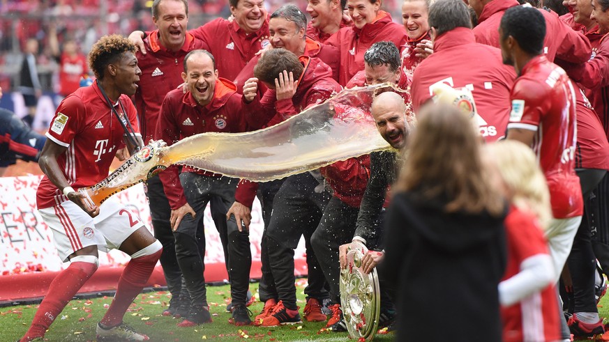 Die obligate Bierdusche bei der Meisterfeier von Bayern München.