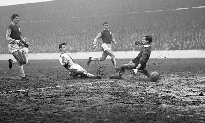 26.12.1963: 10 Spiele, 66 Tore – ein Hattrick in dreieinhalb Minuten krönt die unfassbare Torflut am Boxing Day